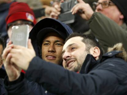 Machucado, Neymar tira selfie com torcedor.