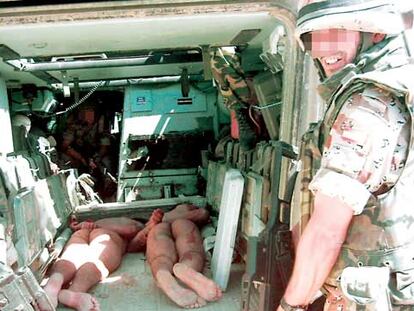 Legionarios españoles custodian los cadáveres de dos iraquíes abatidos en un tiroteo.