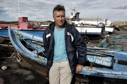 José Manuel Blanco Castro, 'Chocolate', percebeiro de Santa Mariña, que participó en la limpieza del chapapote. Fotografiado en el puerto de Santa Mariña.
