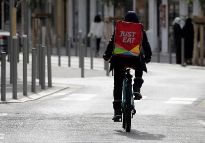 Un repartidor de Just Eat en una calle de Niza.