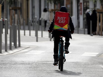 Un repartidor de Just Eat en una calle de Niza.