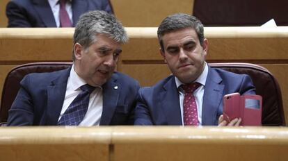 El portavoz del PP Ignacio Cosidó (i) y José Ortiz durante el Pleno del Senado del pasado 20 de noviembre. 