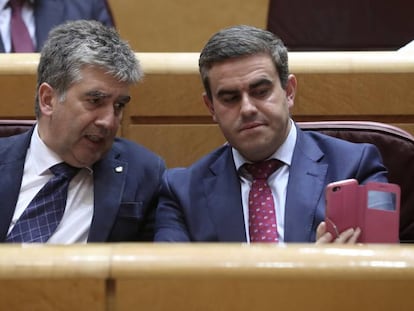 El portavoz del PP Ignacio Cosidó (i) y José Ortiz durante el Pleno del Senado del pasado 20 de noviembre. 