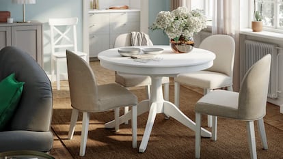 Artículo de EL PAÍS Escaparate sobre ofertas en mesas y sillas durante todo el mes de diciembre.