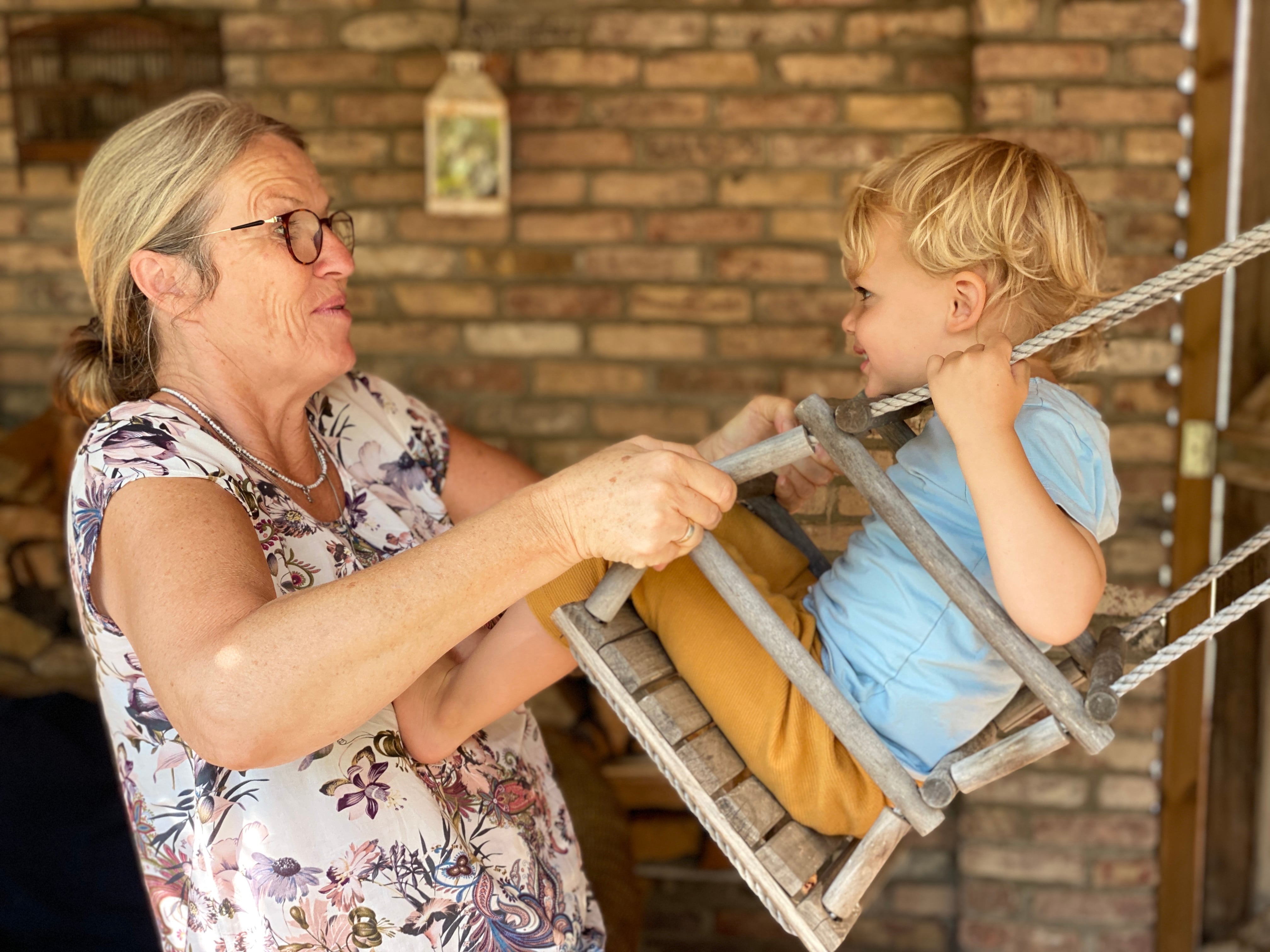 ¿Los abuelos cuidan de tus hijos este verano? Cinco expertos explican cómo pactar límites con ellos