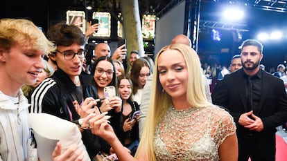 La cantante Bad Gyal llegando ayer a la presentación de su documental 'La Joia' en los cines Aribau.