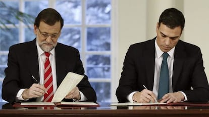 El presidente del Gobierno, Mariano Rajoy, y el secretario general del PSOE, Pedro S&aacute;nchez, firman su primer pacto de Estado