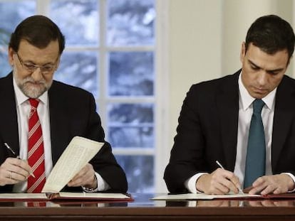 El presidente del Gobierno, Mariano Rajoy, y el secretario general del PSOE, Pedro S&aacute;nchez, firman su primer pacto de Estado