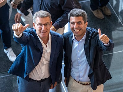 En Valencia, el presidente del Partido Popular, Alberto Núñez Feijóo, y el presidente del PP de la Comunidad Valenciana, Carlos Mazón, este miércoles en el vestíbulo del hotel SH de Valencia.