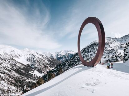 La escultura 'Arcalís 91' en la pista Megaverda de la estación Ordino Arcalís (Andorra).