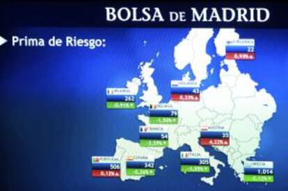 Monitor en la bolsa de Madrid que muestra, entre otras, la prima de riesgo de España. EFE/Archivo