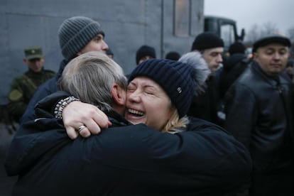 El primer vicepresidente del Parlamento ucraniano, Iryna Herashchenko, abraza a un prisionero de guerra de las fuerzas armadas ucranianas durante el intercambio de cautivos en Horlivka en la región de Donetsk (Ucrania).