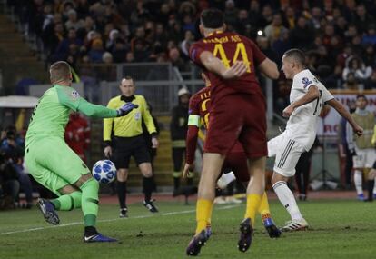 El delantero del Real Madrid, Lucas Vázquez, marca el segundo gol para su equipo ante la Roma.