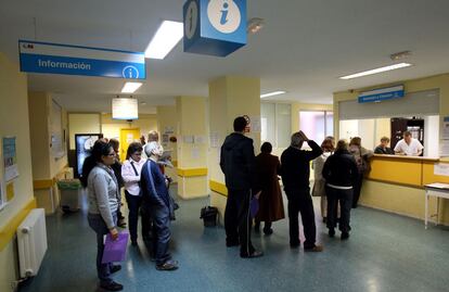 Pacientes esperan su turno en uno de los mostradores de admisión en el Hospital Carlos III durante la segunda jornada de huelga sanitaria madrileña.