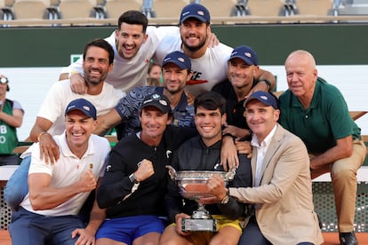 Alcaraz posa con los integrantes de su equipo.