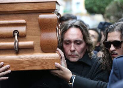 Vicente Amigo, guitarrista y continuador art&iacute;stico del arte de Paco de Luc&iacute;a, porta el f&eacute;retro de este entre el Ayuntamiento, donde ha sido velado el cad&aacute;ver y la iglesia en la que se ha celebrado el funeral.