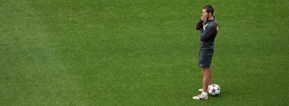 Simeone, durante el entrenamiento en el Vicente Calderón.