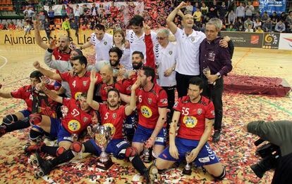 Los jugadores de El Vendrell celebran el título de Copa.