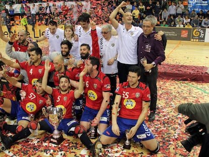 Los jugadores de El Vendrell celebran el título de Copa.
