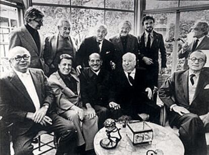 Billy Wilder, primero a la izquierda, en una foto histórica junto a grandes directores de cine como Luis Buñuel, tercero por la izquierda, y Alfred Hitchcock a su lado.