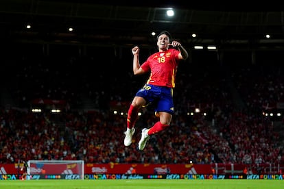 Martin Zubimendi celebra el primer gol de su equipo durante el partido de la UEFA Nations League 2024/25 Liga A Grupo A4 entre España y Dinamarca en Nueva Condomina este sábado en Murcia, España.