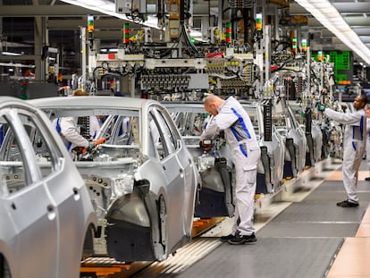 Empleados trabajan en una planta de producción de Volkswagen el pasado 25 de febrero, en Alemania.