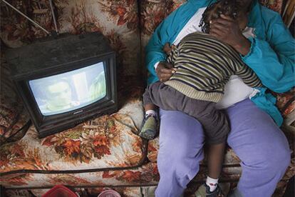 Una madre y su hija, en Coahoma County, uno de los 82 condados del Delta del Misisipi. El televisor, siempre encendido.