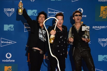 De izquierda a derecha: Billie Joe Armstrong, Tre Cool y Mike Dirnt de Green Day celebran el premio al Mejor artista rock, durante los MTV EMA 2019.