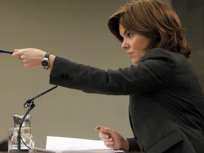 La vicepresidenta, Soraya Sáenz de Santamaría, en la rueda de prensa posterior al Consejo de Ministros.