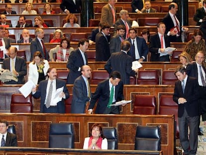 Los diputados del PP, abandonando el hemiciclo el pasado jueves.