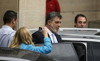 Gianfranco Macri sale de los tribunales federales de Buenos Aires, tras declarar por presunta corrupción ante el juez Claudio Bonadio.