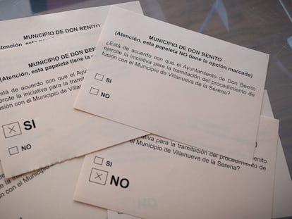 Papeletas de votación del referéndum para la unión de Villanueva de la Serena y Don Benito.