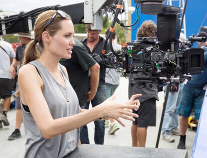 Angelina Jolie debutó como directora con el documental 'A Place in Time', de 2007, y en 2011 estrenó su primera película como realizadora, 'In the Land of Blood and Honey', de la cual también fue guionista.