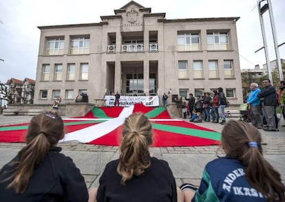 Un momento de la concentración ante el Ayuntamiento de Sopelana.