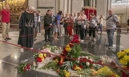 A group of visitors next to Franco's tomb in the Valley of the Fallen.