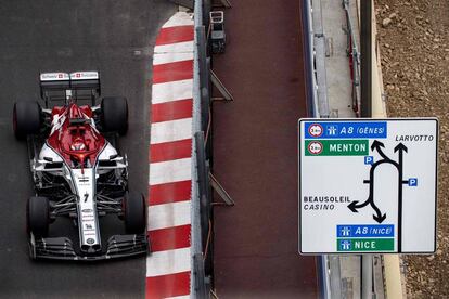 Kimi Raikkonen, piloto finlandés de la escudería Alfa Romeo, conduce su monoplaza durante la primera sesión de entrenamiento en el circuito urbano de Mónaco.