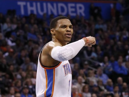 Westbrook celebra una canasta.