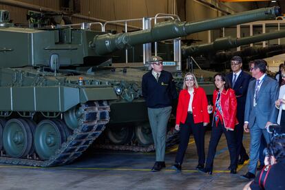 La ministra de Defensa, Margarita Robles, junto a uno de los seis tanques Leopard 2A4 que están siendo reparados y puestos a punto para que España los transfiera a Ucrania de inmediato.