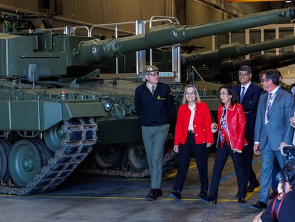 La ministra de Defensa, Margarita Robles, primera desde la derecha, y la secretaria de Estado de Defensa, Amparo Valcarce, junto a uno de los Leopard rehabilitados en la planta de Santa Bárbara en Alcalá de Guadaíra (Sevilla) el pasado día 23 de marzo.