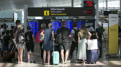 Un grupo de viajeros en la terminal 1 del aeropuerto de El Prat en Barcelona.