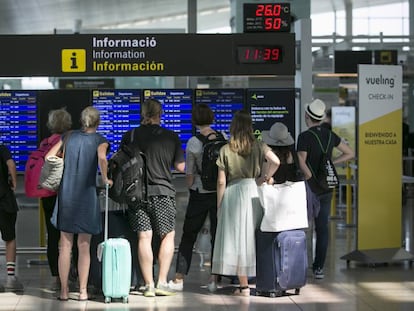 Un grupo de viajeros en la terminal 1 del aeropuerto de El Prat en Barcelona.