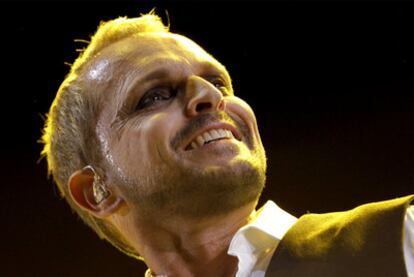 Miguel Bosé, durante su concierto en el Palacio de Deportes.