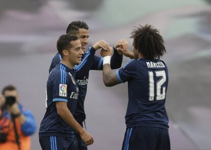 Ronaldo celebra su gol con Marcelo y Lucas Vázquez en el estadio de Balaídos.