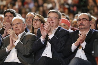Alfonso Guerra (i), y los presidentes autonómicos de Valencia, Ximo Puig (c), y Aragón, Javier Lambán, aplauden durante la intervención de Susana Díaz.
