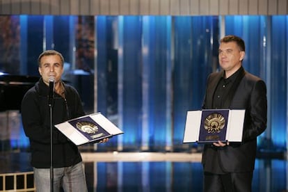 Bahman Ghobadi, a la izquierda,  y Martial Fougeron, con la Concha de Oro <i>ex aequo</i>.