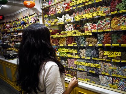 Una joven en una tienda de caramelos de Madrid. 