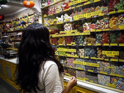 Una joven en una tienda de caramelos de Madrid.