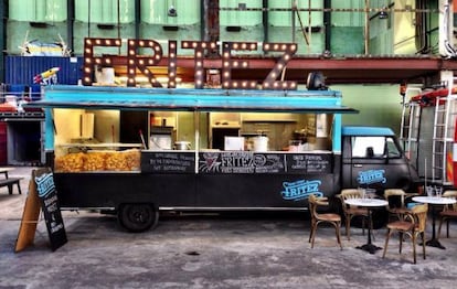 El 'food truck' Fritèz sirve patatas fritas biológicas en Róterdam.