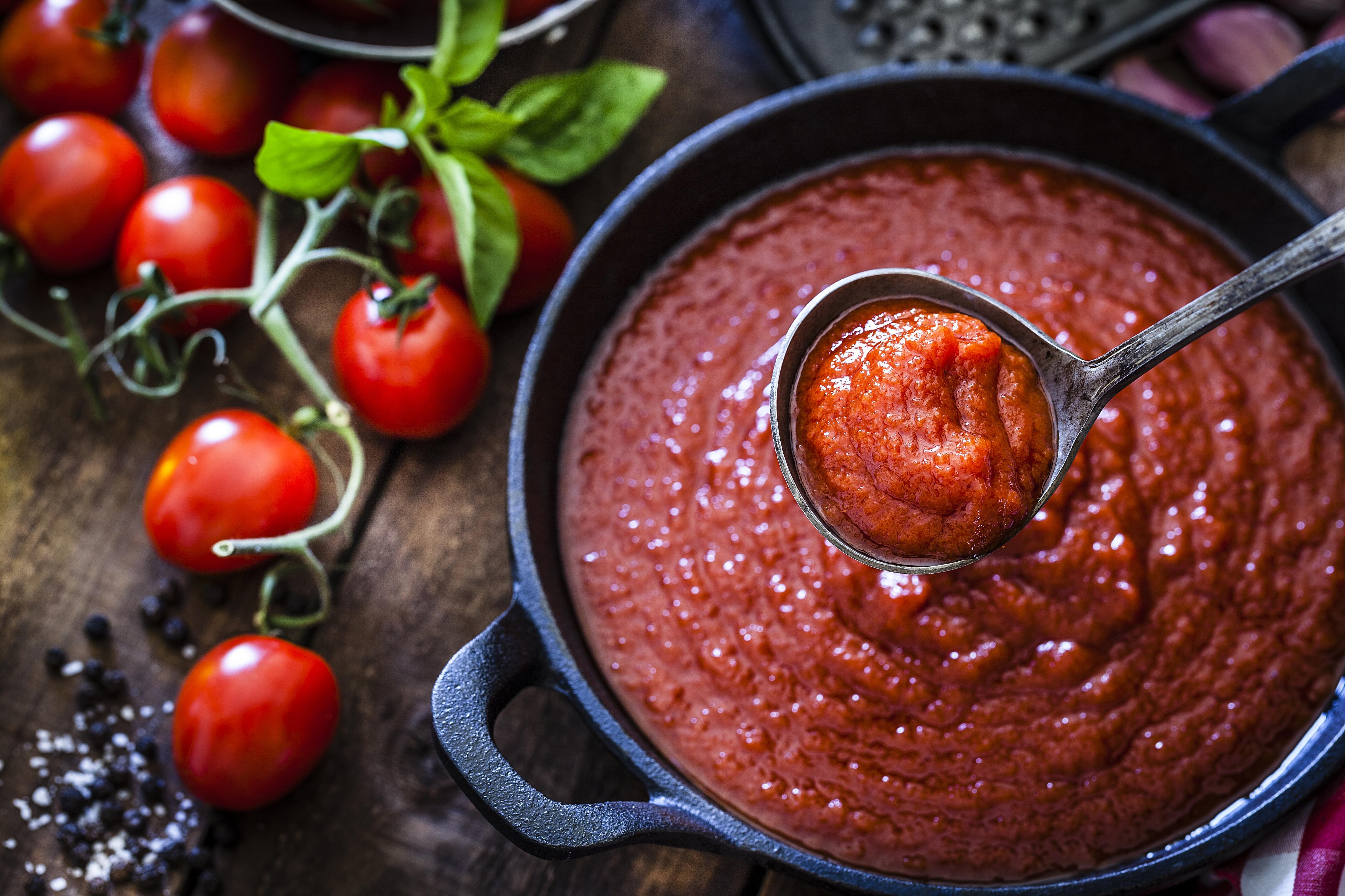 ¿Hay que poner azúcar a la salsa de tomate? Un truco para quitarle acidez