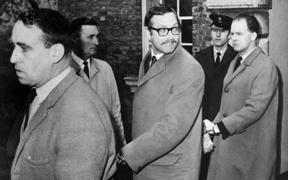 Bruce Reynolds (con gafas) tras comparecer ante el juez en 1968.